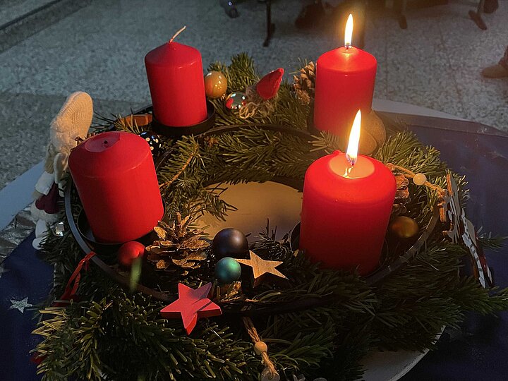 Adventskranz mit zwei brennenden Kerzen