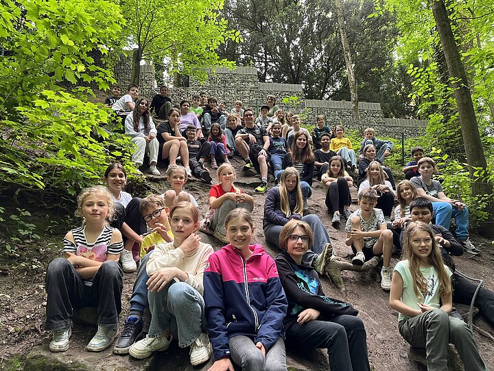 Landschulheim Gruppenbild auf einem Hang