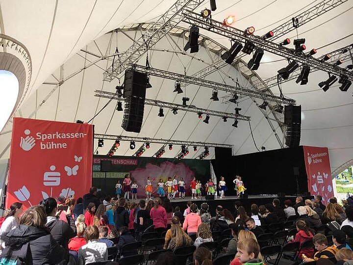 Tanz-AG der Grundschule im Rot beim Tanzwettbewerb des Schulamts auf der BUGA