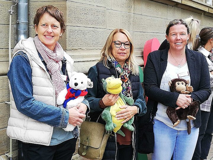 Lehrerinnen der Erstenklasse mit den Klassenmaskottchen