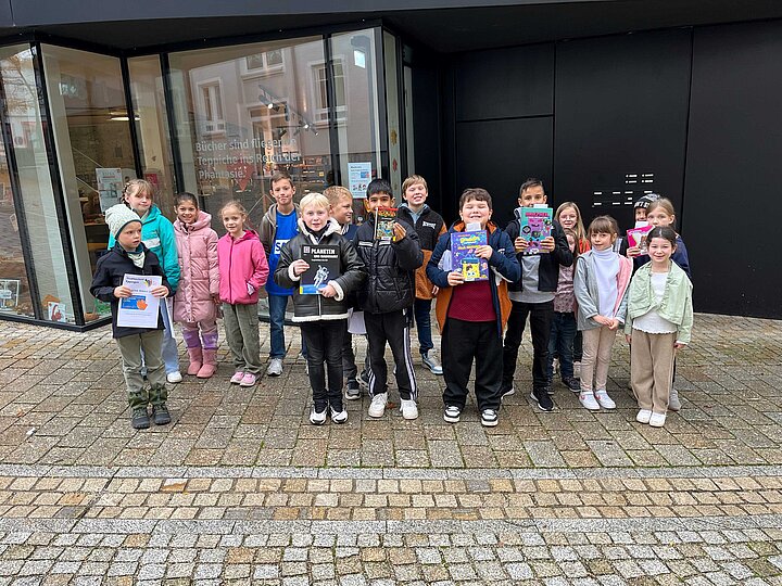 Schülerinnen und Schüler vor der Stadtbücherei