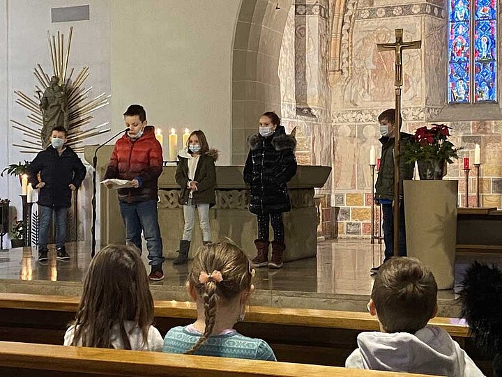 Adventszeit in der Grundschule im Rot