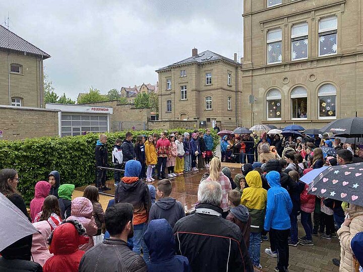 Schulfest „Die Grundschule im Rot blüht auf “