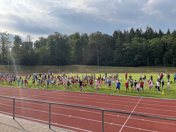 Schülerinnen und Schüler beim Aufwärmprogramm