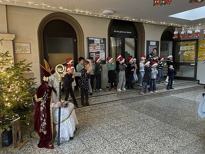 Erstklässer bei Ihrem Tanz für den Nikolaus