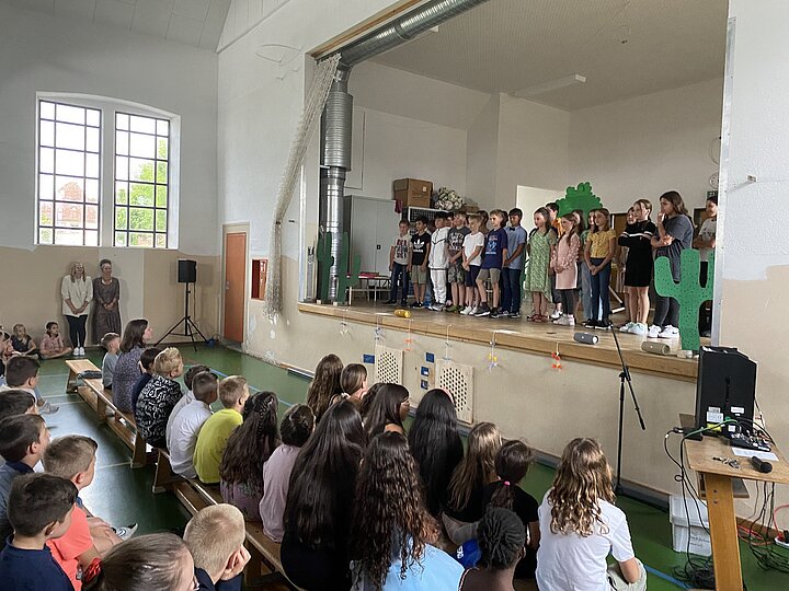 Schüler bei der Vorführung eines Theaterstücks