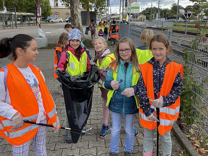 Schülerinnen und Schüler beim Müll sammeln am Bahnhof