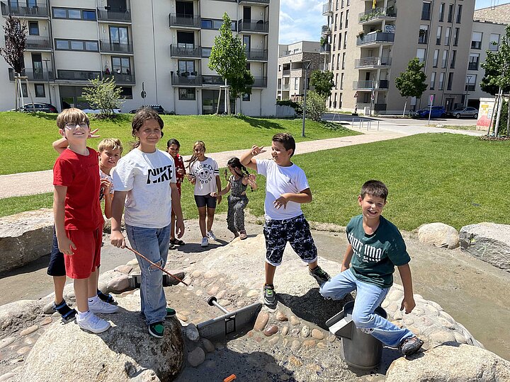 Schüler beim Wasserspielplatz