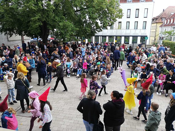 Erstklässler und Ihre Familien bei der Einschulung auf dem Pausenhof