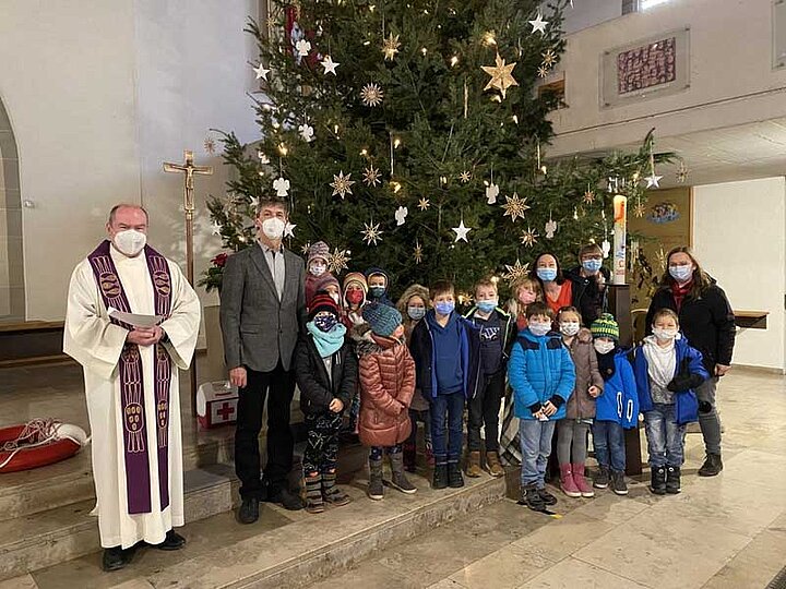 Adventszeit in der Grundschule im Rot