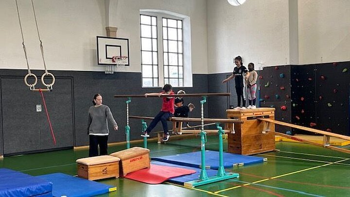 Schülerinnen bei der Turnhallen-Sporttage