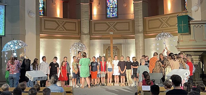 Die Viertklässler bei der Segnung in der evangelischen Kirche