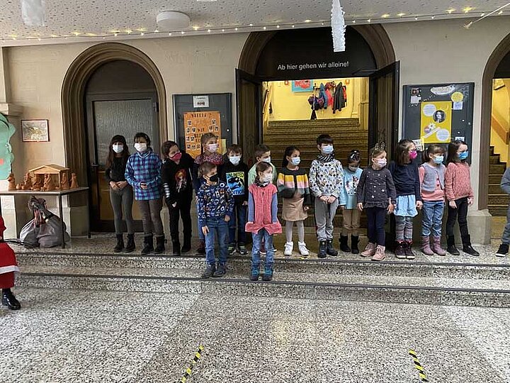 Schülerinnen in der Adventszeit an der Grundschule im Rot