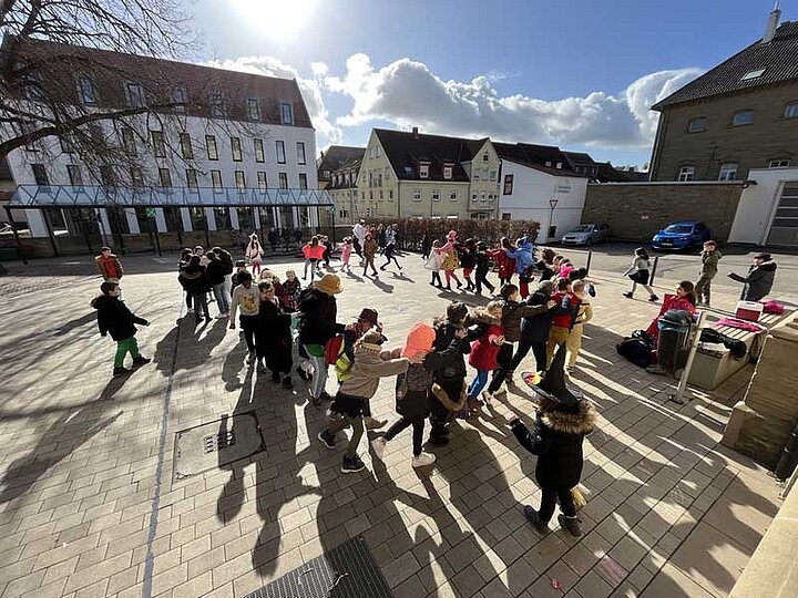 Faschingstreiben in der Grundschule im Rot