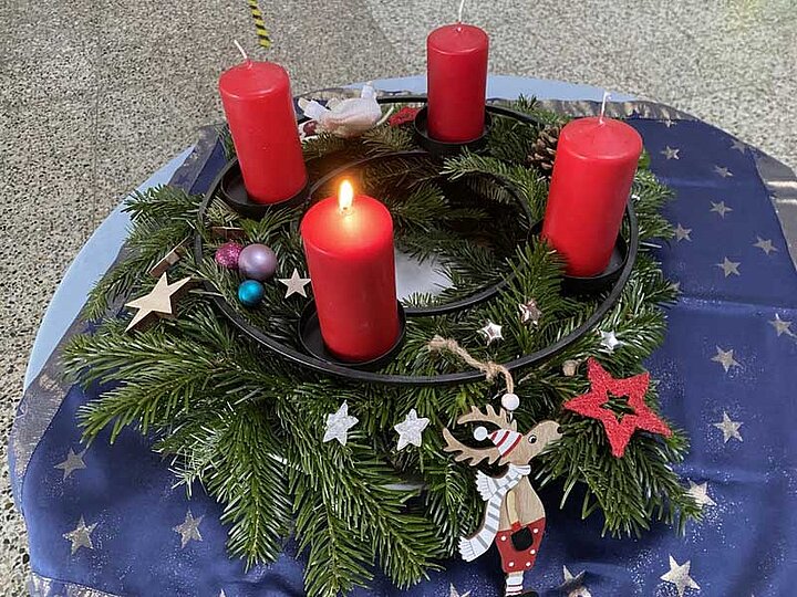 Adventszeit in der Grundschule im Rot