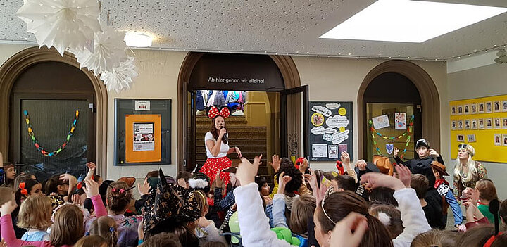 Faschingstreiben in der Grundschule im Rot