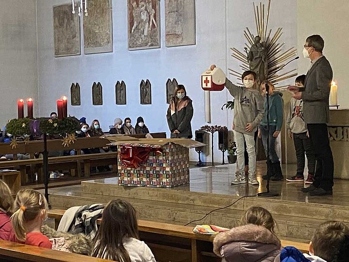 Adventszeit in der Grundschule im Rot