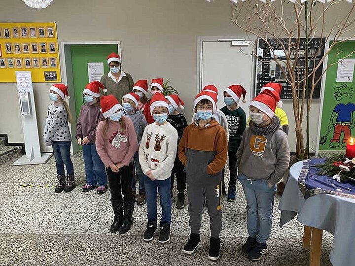 Schülerinnen in der Adventszeit an der Grundschule im Rot