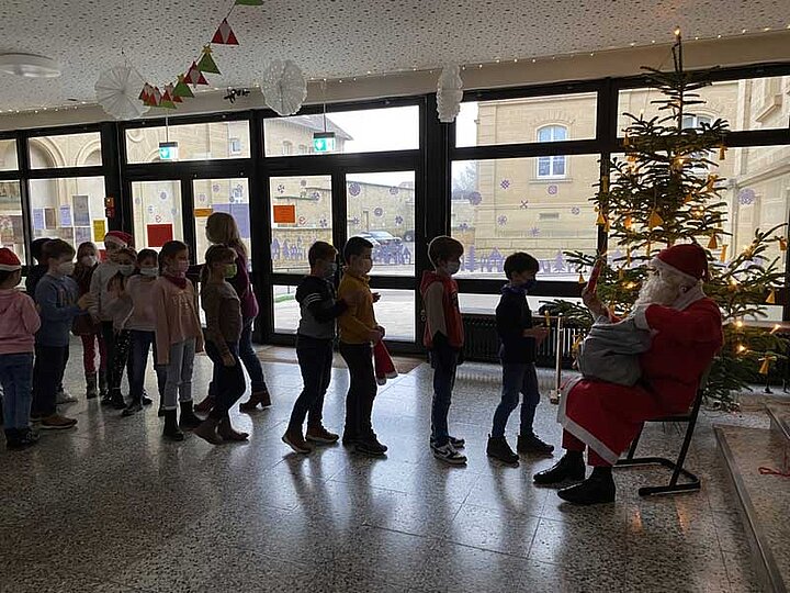 Schülerinnen in der Adventszeit an der Grundschule im Rot