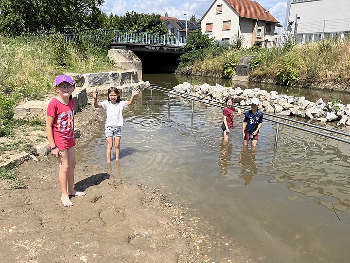 Schüler im Kneipbecken