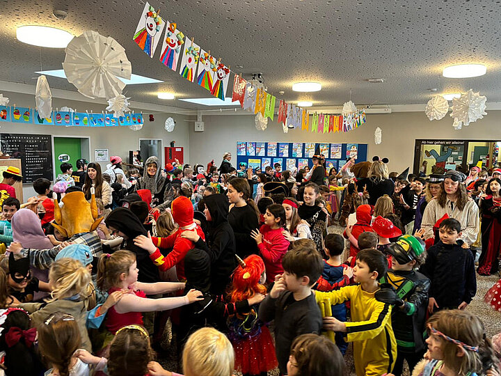 Faschingstreiben in der Grundschule im Rot