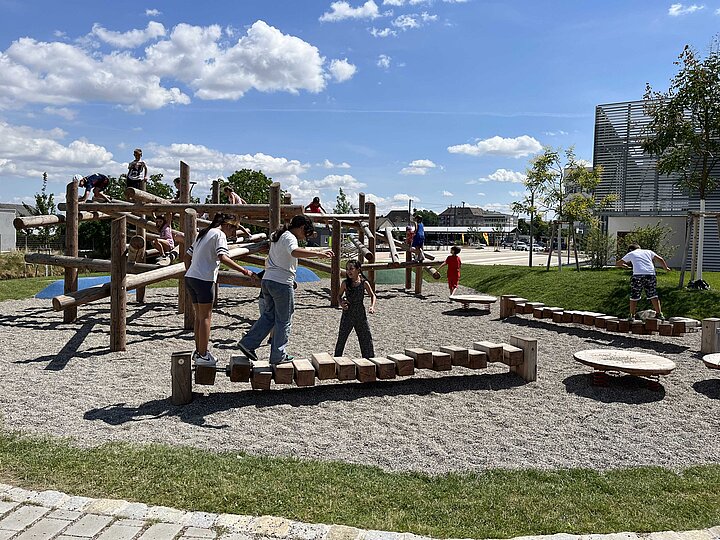 Schüler auf einem Spielplatz