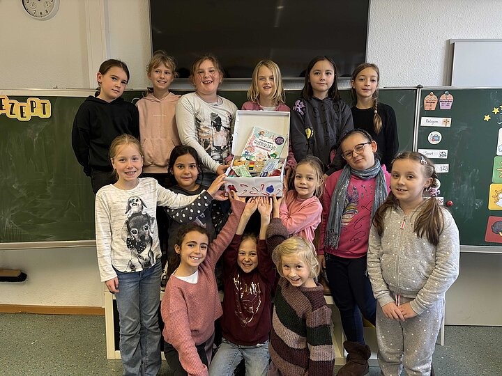 Mädchen der Klasse 3b mit ihrem Geschenkeschuhkarton