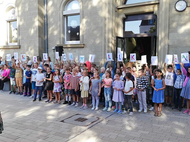 Schüler vor Grundschule