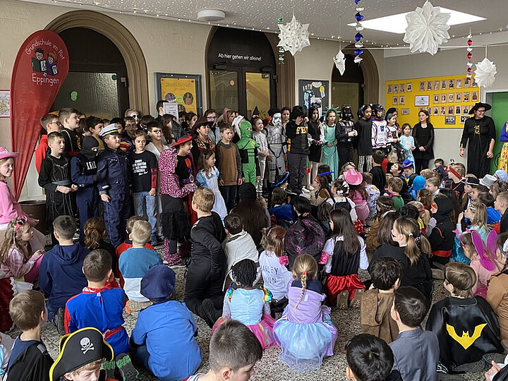 Faschingstreiben in der Grundschule im Rot