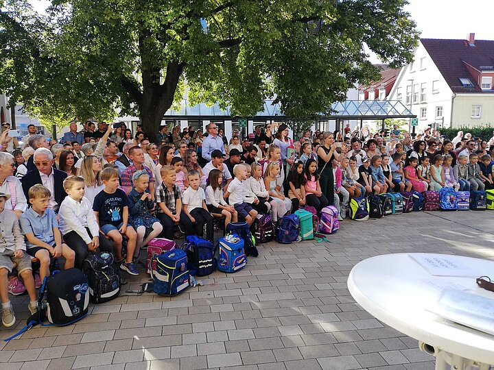 Neue Erstklässler auf Schulhof