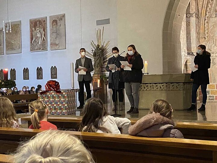 Adventszeit in der Grundschule im Rot