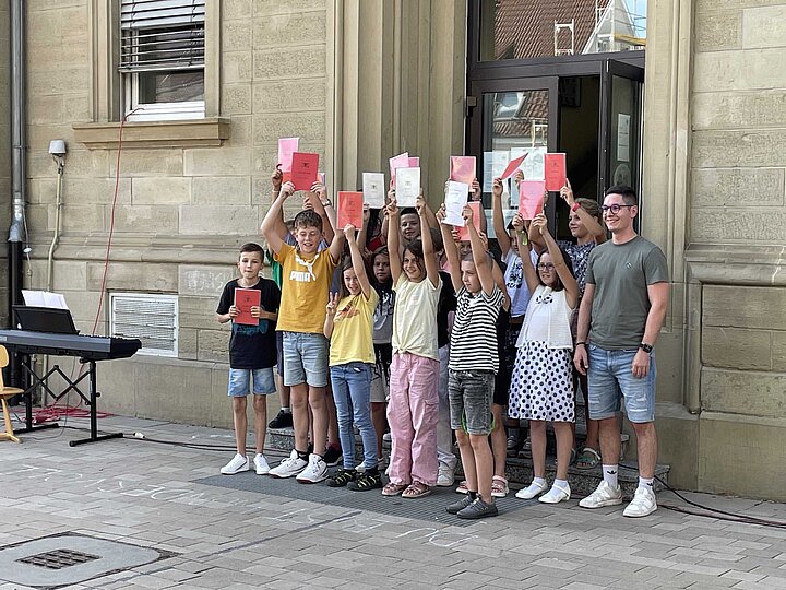 Die Klasse 4c mit ihren Zeugnissen