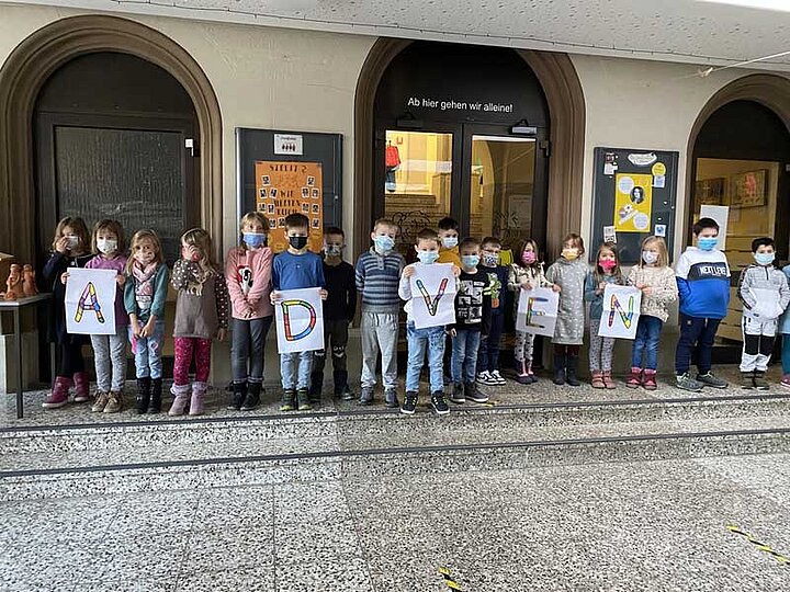 Adventszeit in der Grundschule im Rot