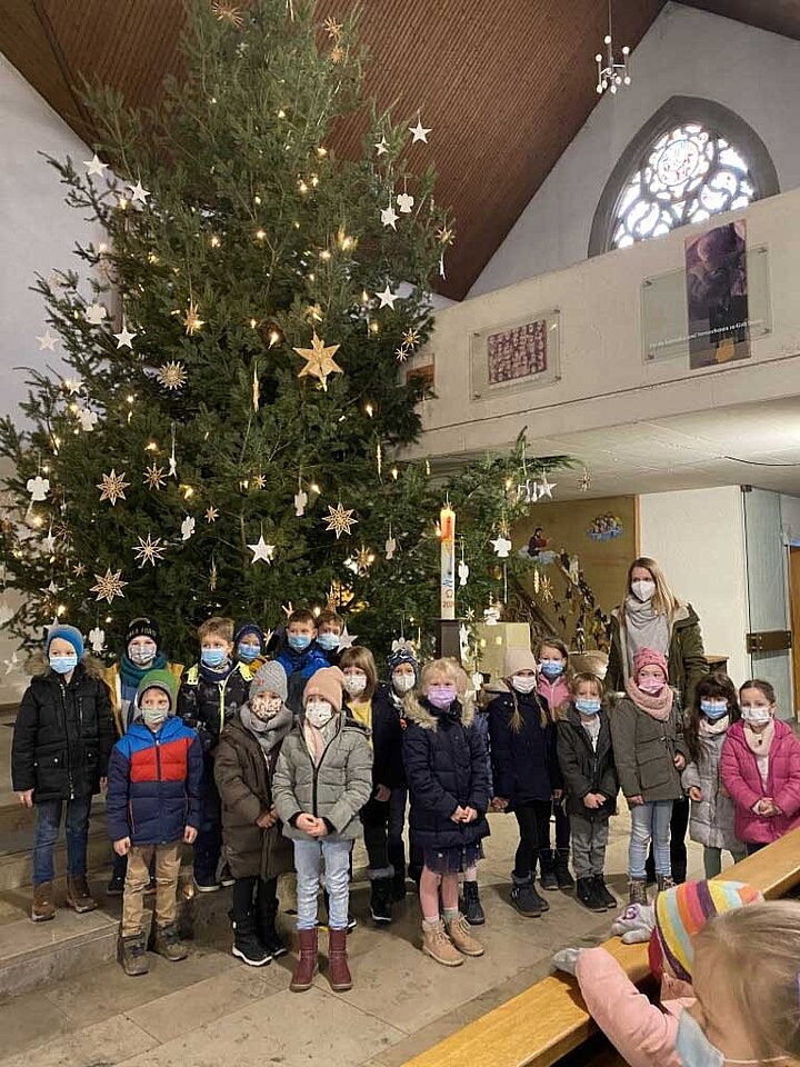 Adventszeit in der Grundschule im Rot