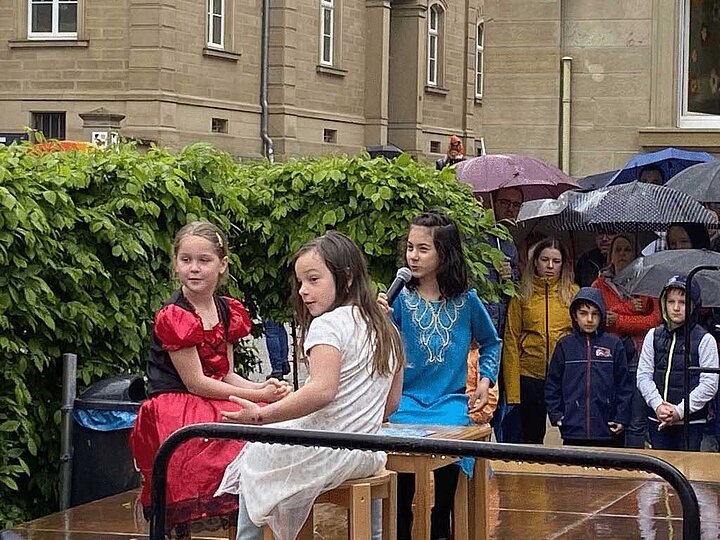 Schulfest „Die Grundschule im Rot blüht auf “