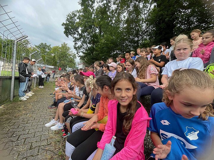 Eröffnung des Fußball-Kids-Cup mit vielen Schülerinnen und Schülern