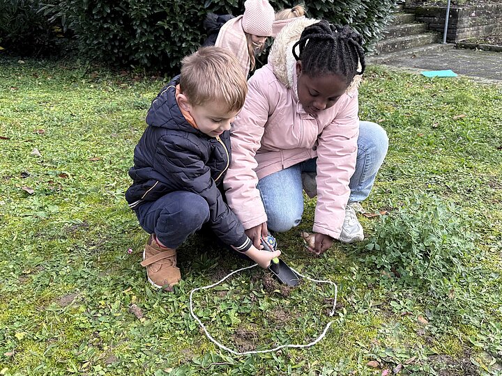 Kinder pflanzen gemeinsam