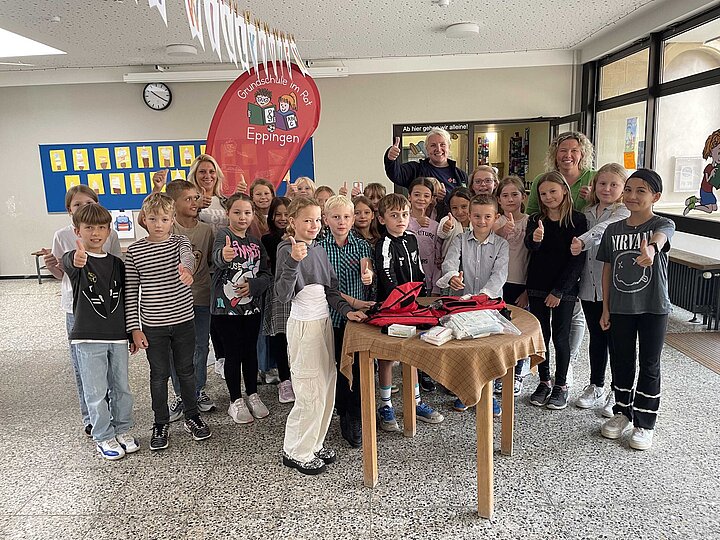 Jnuiorhelfer der Grundschule im Rot mit ihrem neuen Erste-Hilfe-Rucksack