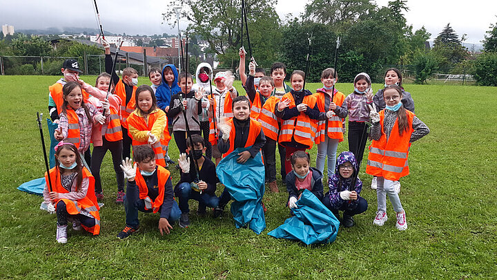 Schülerinnen beim sammeln von Müll in Warnwesten