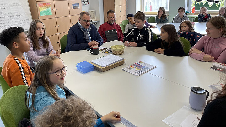 Oberbürgermeister Klaus Holaschke zwischen Schülern