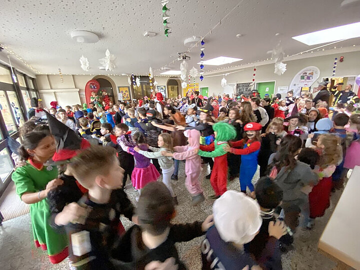 Faschingstreiben in der Grundschule im Rot