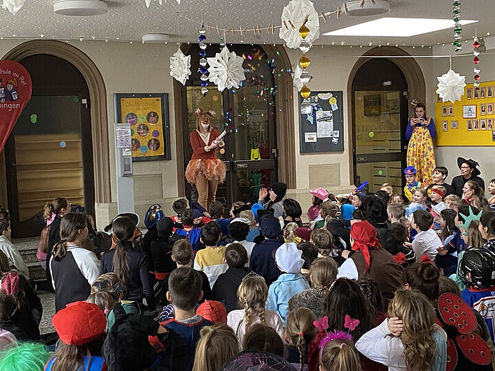 Faschingstreiben in der Grundschule im Rot