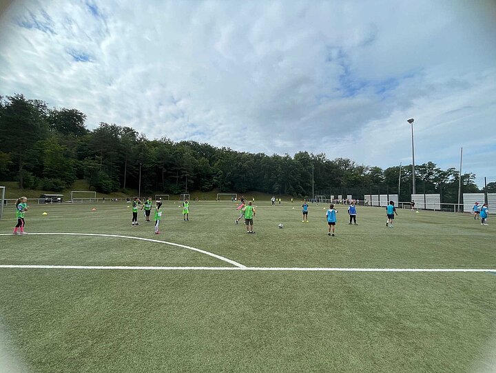 Kinder beim Fußball spielen