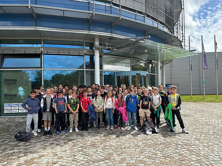 Die vierten Klassen vor dem Druckhaus in Heilbronn