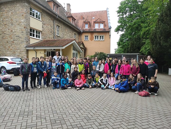 Schüler vor Landschulheim