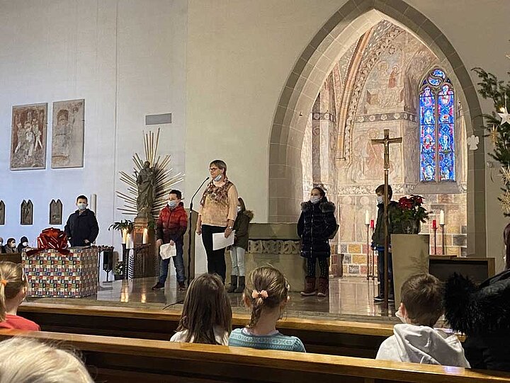 Adventszeit in der Grundschule im Rot