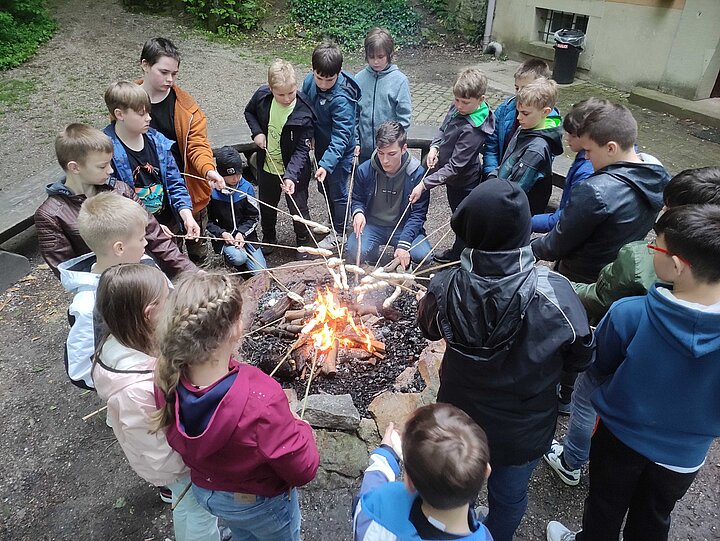 Schüler beim Stockbrot grillen