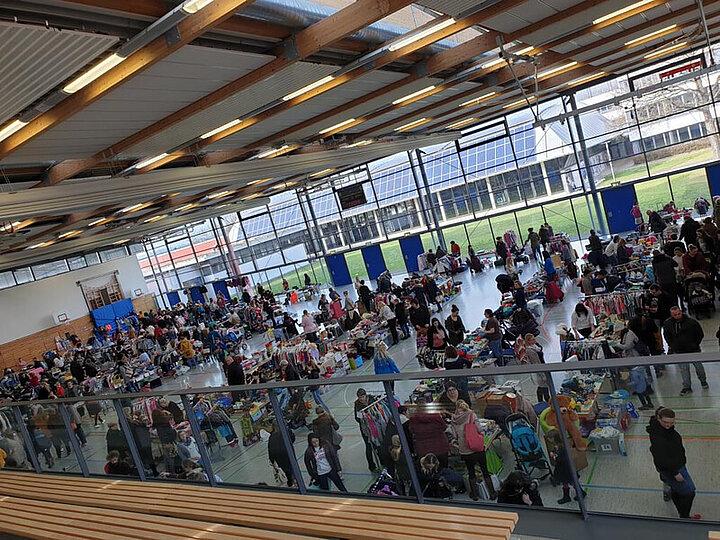 Baby- und Kindersachenbasar des Fördervereins der Grundschule im Rot