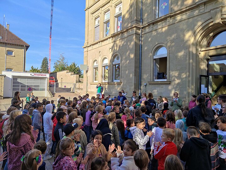 Schüler vor der Grundschule